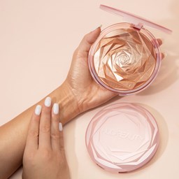 نمایش جزئیات برای هایلایتر صورت و بدن هدی بیوتی Huda Beauty تصویر هایلایتر صورت و بدن هدی بیوتی Huda Beauty