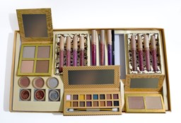 نمایش جزئیات برای پک کامل آرایشی کایلی KYLIE تصویر پک کامل آرایشی کایلی KYLIE